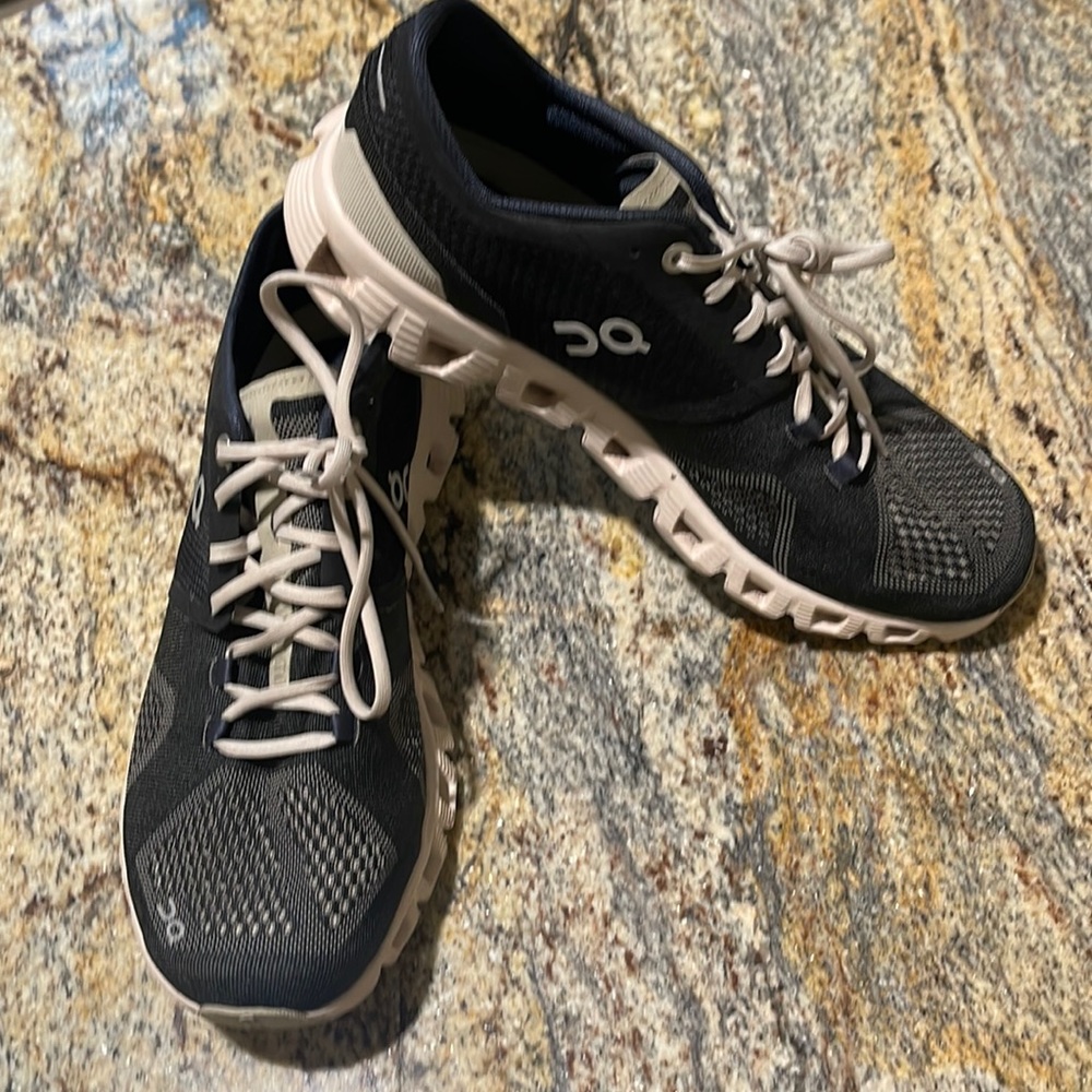 Womens ON sneakers EUC